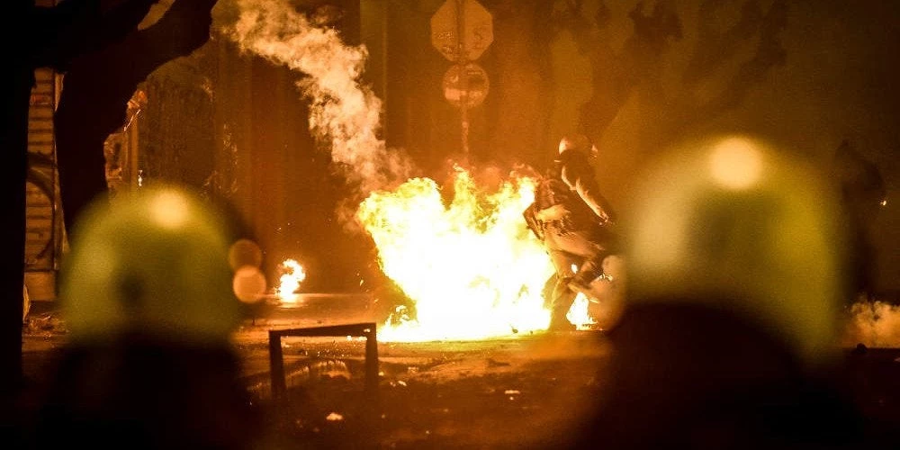 Εξάρχεια και Θεολογική έγιναν γυαλιά καρφιά αλλά το υπουργείο Προστασίας του Πολίτη αυτοσυγχαίρεται: «Περιορισμένης και ελεγχόμενης έκτασης επεισόδια» (βίντεο)